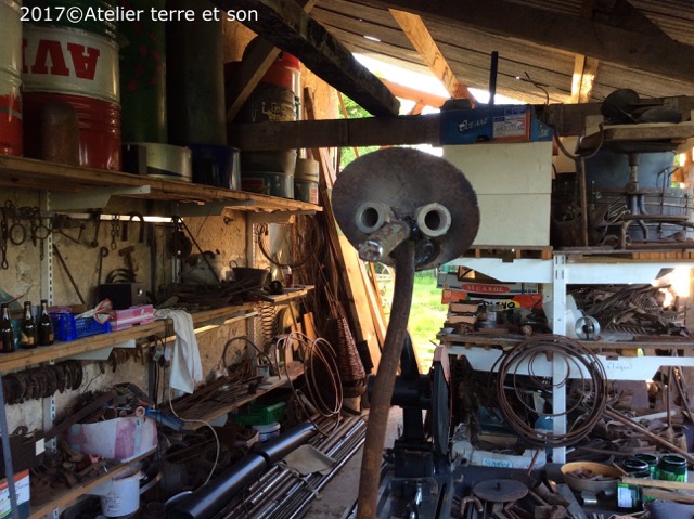 sculpture sonore clavier percussion forme animal en cours de construction à l'atelier